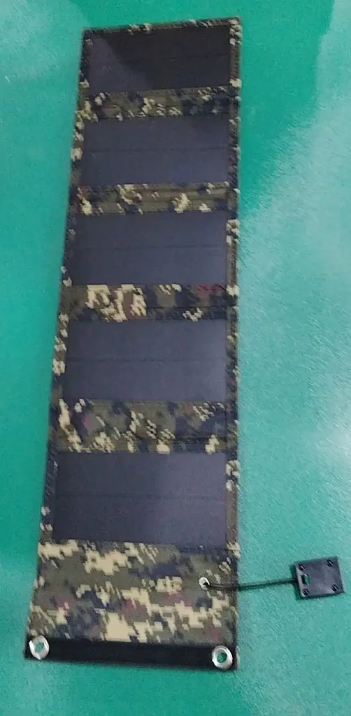 Foldbar Camouflage Solpanel rejse model.webp